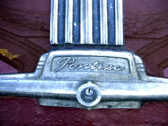 Almendron: The car on the street