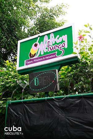 sign of a cafeteria in havana © Cuba Absolutely, 2014
