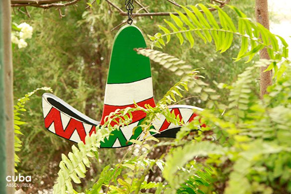 mexican hat red, green and wihte hide between plants © Cuba Absolutely, 2014