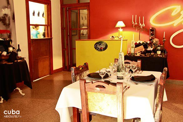 restaurant Chaplin with a wood an d red decoration © Cuba Absolutely, 2014