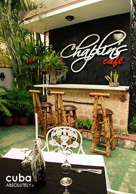 restaurant Chaplin with a wood an d red decoration © Cuba Absolutely, 2014