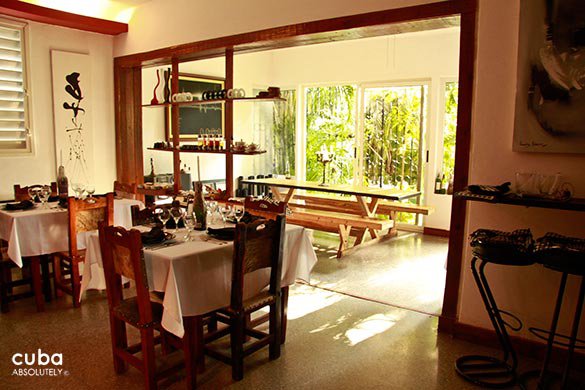 restaurant Chaplin with a wood an d red decoration © Cuba Absolutely, 2014