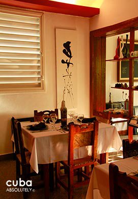 restaurant Chaplin with a wood an d red decoration © Cuba Absolutely, 2014