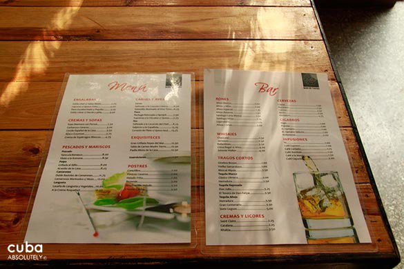 restaurant Chaplin with a wood an d red decoration © Cuba Absolutely, 2014