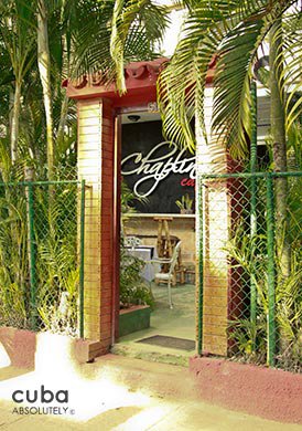 restaurant Chaplin with a wood an d red decoration © Cuba Absolutely, 2014