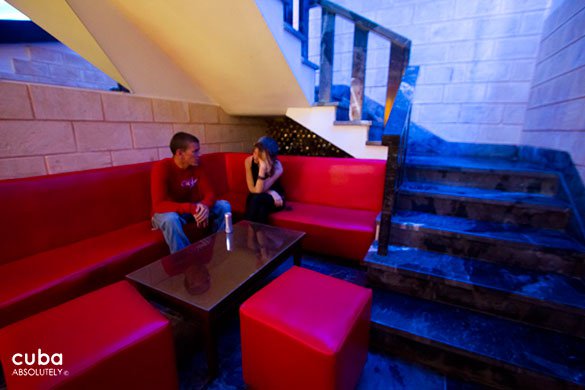 bar with red furnitures at El Palio restaurant © Cuba Absolutely, 2014