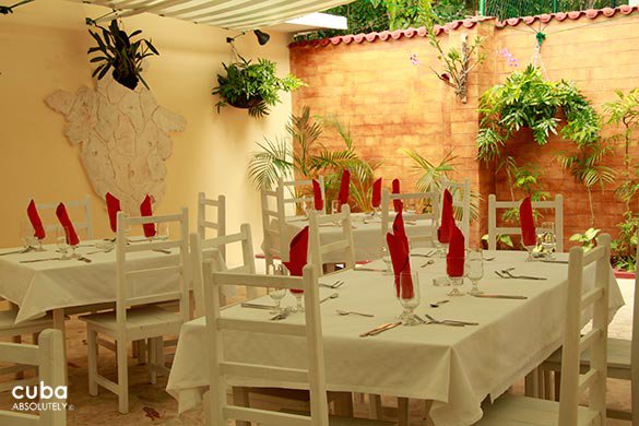 white table in a restaurant © Cuba Absolutely, 2014