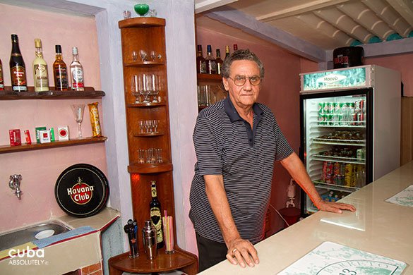old man on restaurant standing next to a table © Cuba Absolutely, 2014