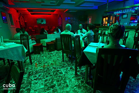 people eating at Restaurant Tres medallas in Miramar © Cuba Absolutely, 2014
