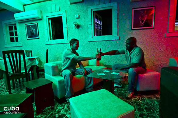 toast of 2 men at Restaurant Tres medallas in Miramar © Cuba Absolutely, 2014