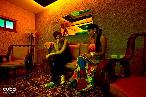 2 girls talking at Restaurant Tres medallas in Miramar © Cuba Absolutely, 2014