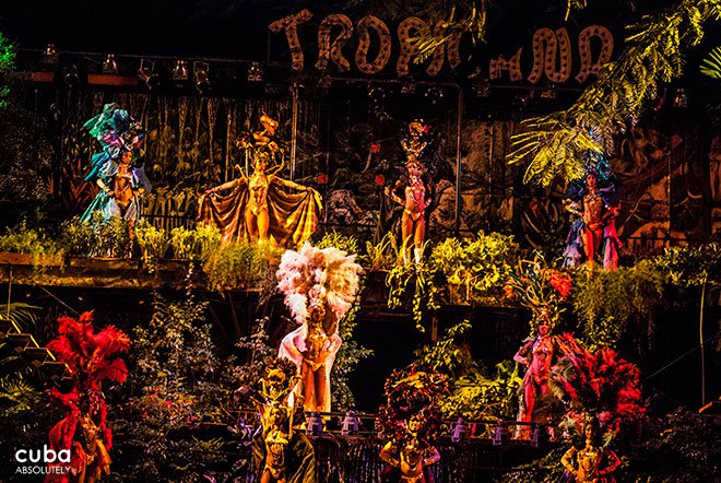 Tropicana, cuban dancers with big costumes © Cuba Absolutely, 2014
