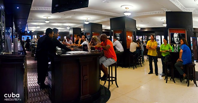 people having drinks at Sloppy Joe´s bar in Old Havana© Cuba Absolutely, 2014