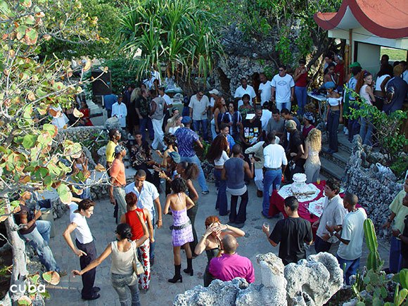 group of people talking and dancing on a yard © Cuba Absolutely, 2014
