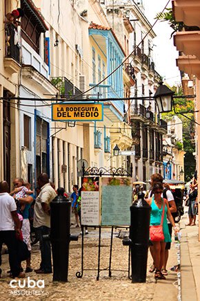 people walking on the street in old havana © Cuba Absolutely, 2014