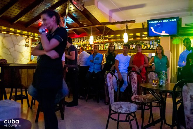 people havings drinks at Bar Las piedras in Miramar © Cuba Absolutely, 2014