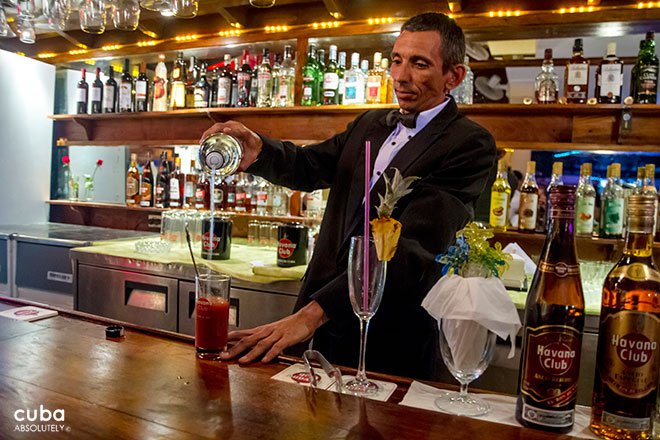 barman making a drink at Bar Las piedras in Miramar © Cuba Absolutely, 2014