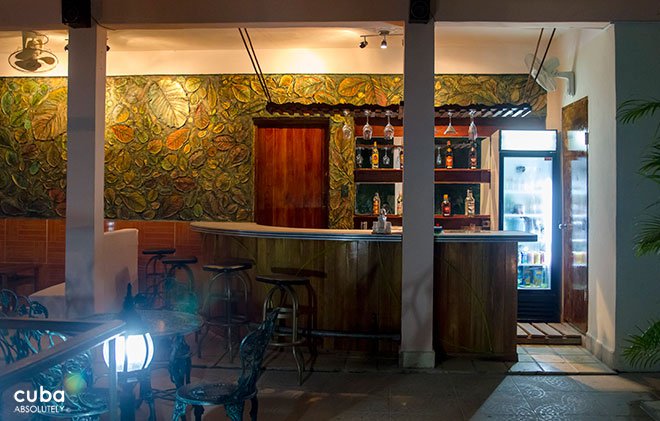 Bar Las piedras in Miramar © Cuba Absolutely, 2014