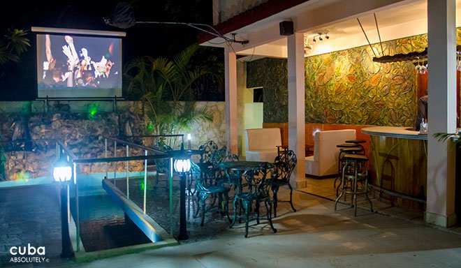 Bar Las piedras in Miramar © Cuba Absolutely, 2014