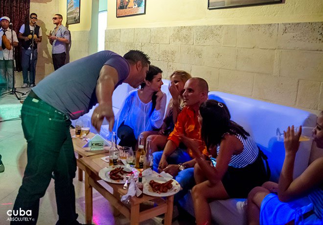 people having drinks at Bar Las piedras in Miramar © Cuba Absolutely, 2014