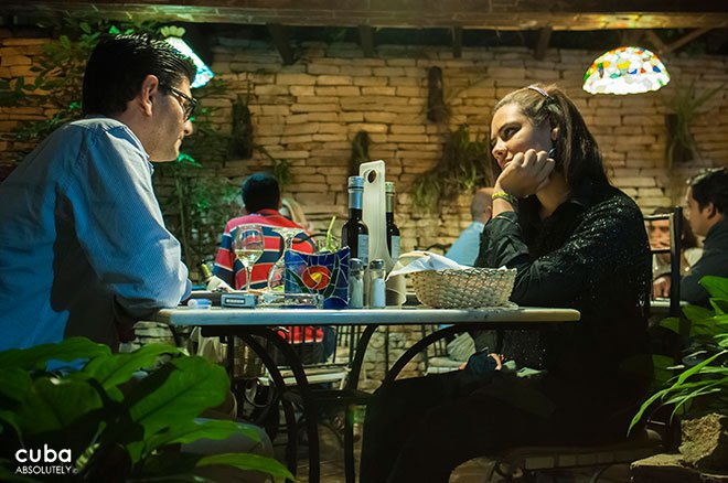 people eating at Restaurant La fontana in Miramar © Cuba Absolutely, 2014