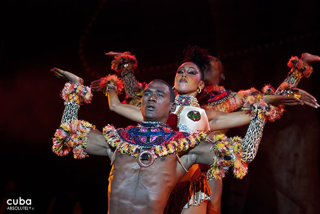 male dancer without shirtTropicana club in Playa © Cuba Absolutely, 2014