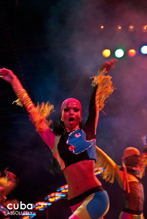 female dancer dress in blue at Tropicana club in Playa © Cuba Absolutely, 2014