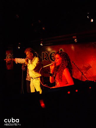 woman singing at La red club inh Vedado © Cuba Absolutely, 2014