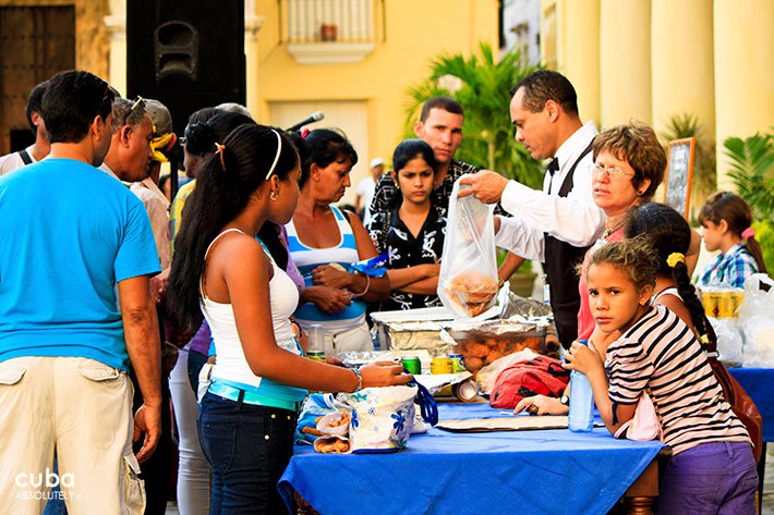people at Meeting of cultural cuisine in old havana© Cuba Absolutely, 2014