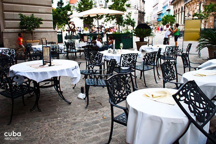 Mercurio restaurant in San Francisco Square in Old Havana, tables outdoor © Cuba Absolutely, 2014