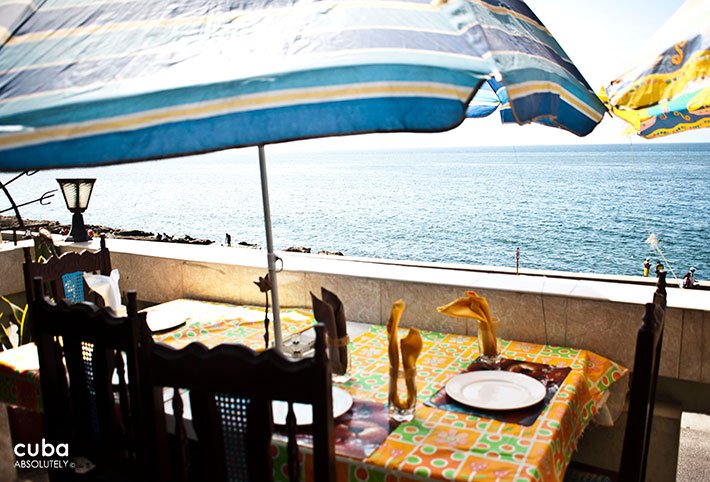 Torreson restaurant, table with view of the sea © Cuba Absolutely, 2014