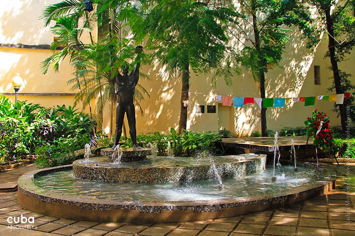 Rumiñahui park in Old Havana, sculpture of a man with the hands up  © Cuba Absolutely, 2014