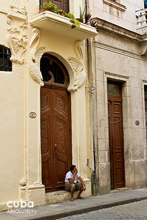 Pelicans house in Old havana, mudejar detail on the door © Cuba Absolutely, 2014