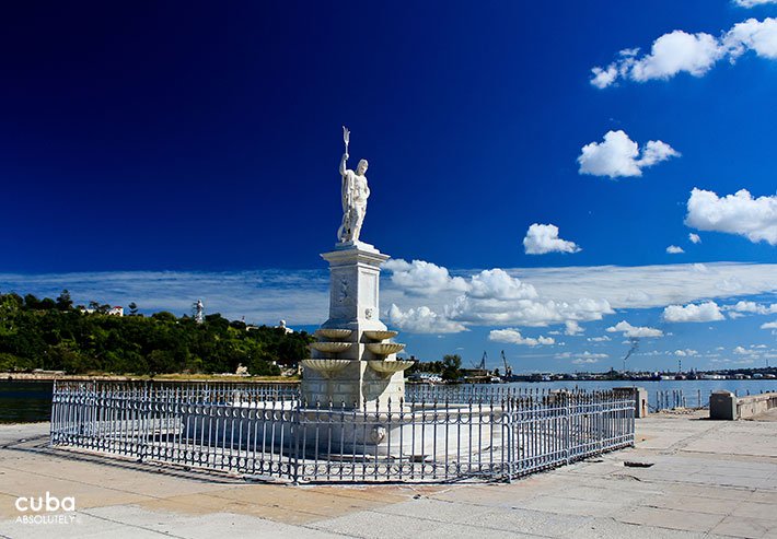 Fountaine with a statue of Neptuno, greek god of the sea © Cuba Absolutely, 2014