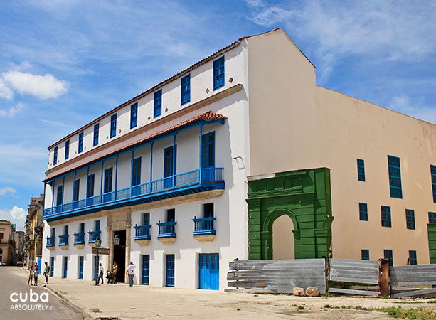 Family Pedroso palace, white building with wood details in blue © Cuba Absolutely, 2014