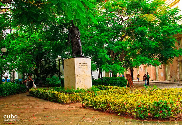 Simon Bolivar Park surround by plants © Cuba Absolutely, 2014