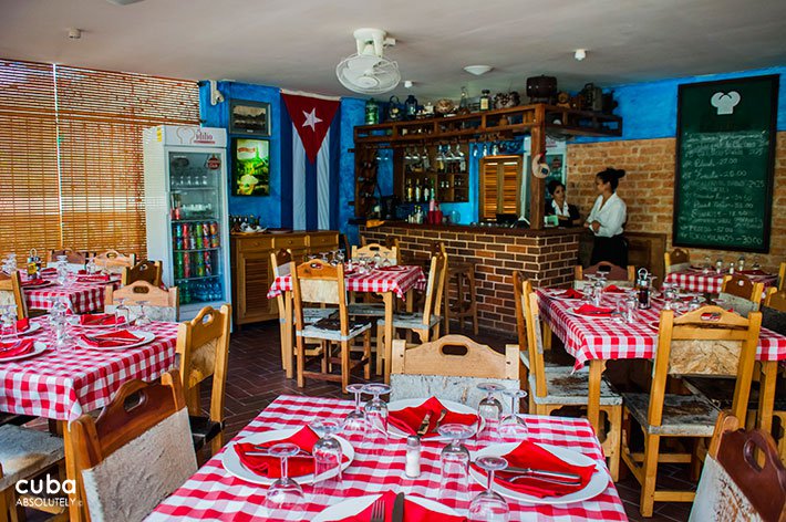 El idilio restaurant in Vedado, red and white tablecloth © Cuba Absolutely, 2014