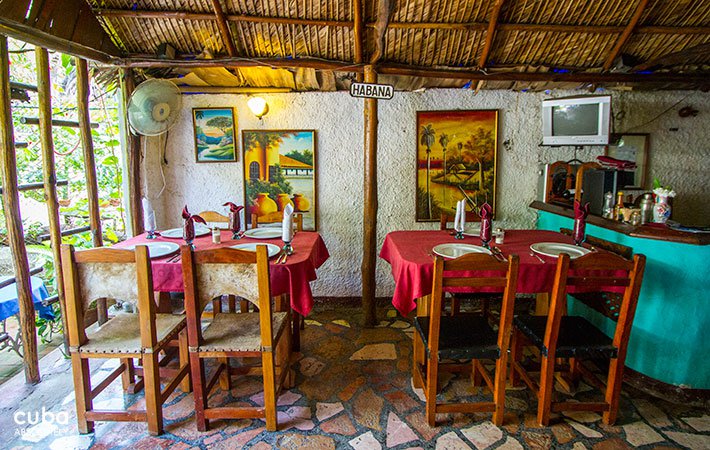Mercedes restaurant in Vedado, rustic decorated like a peasant house © Cuba Absolutely, 2014