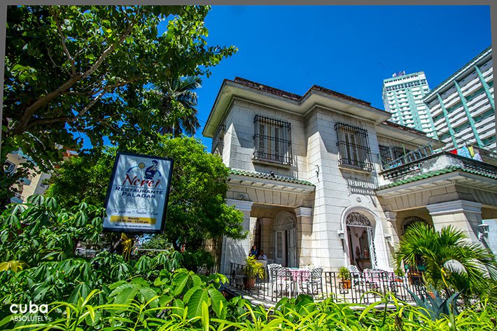 Front of Nerei restaurant in Vedado © Cuba Absolutely, 2014
