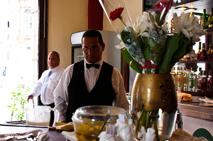 People eating at Mercurio restaurant in Old Havana in San Francisco Sqquare © Cuba Absolutely, 2014
