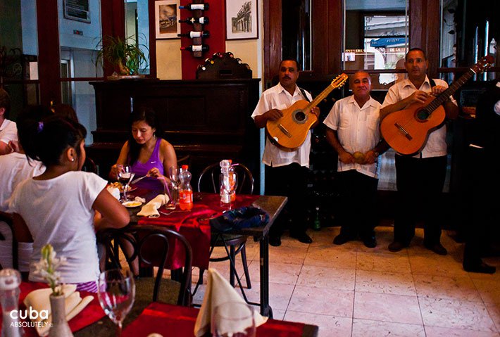 People eating at Mercurio restaurant in Old Havana in San Francisco Sqquare © Cuba Absolutely, 2014