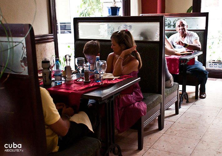 People eating at Mercurio restaurant in Old Havana in San Francisco Sqquare © Cuba Absolutely, 2014