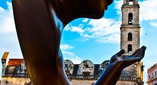 La Conversación Statue
