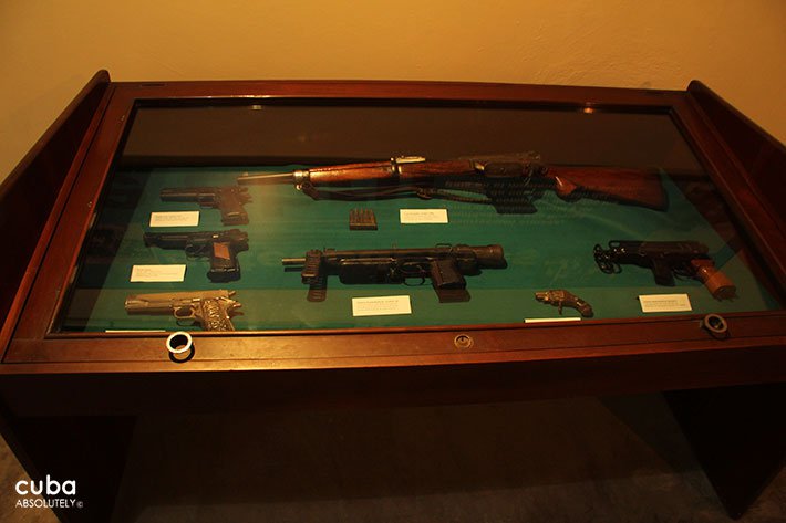 Exhibition of guns © Cuba Absolutely, 2014