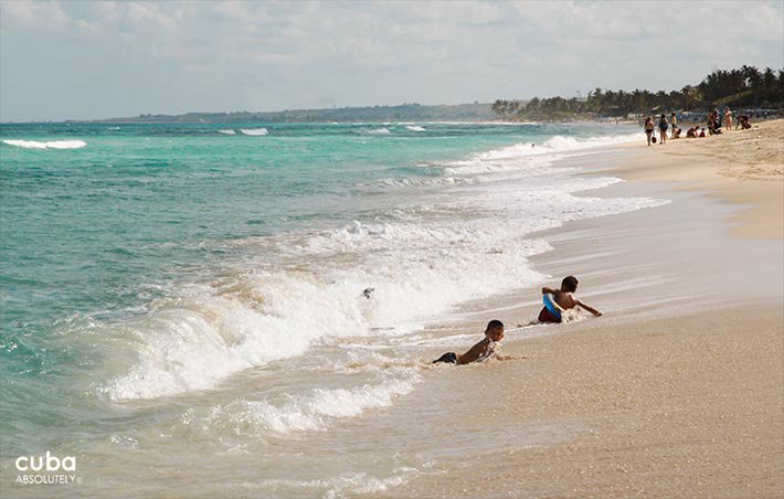 Kids playing in the beach © Cuba Absolutely, 2014