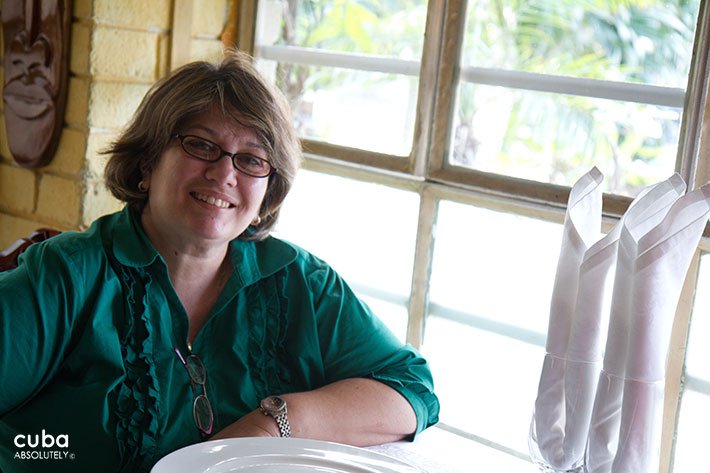Woman with a green blouse © Cuba Absolutely, 2014