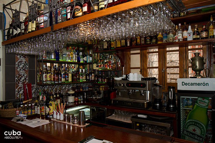 Decameron bar in Vedado © Cuba Absolutely, 2014