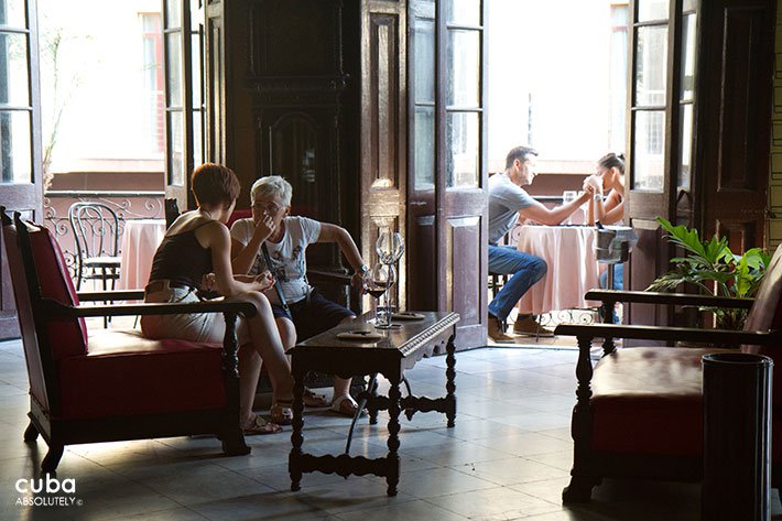 People eating and talking in a restaurant © Cuba Absolutely, 2014