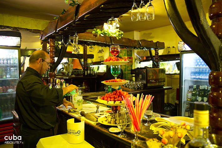 Waiter making a drink in a bar © Cuba Absolutely, 2014