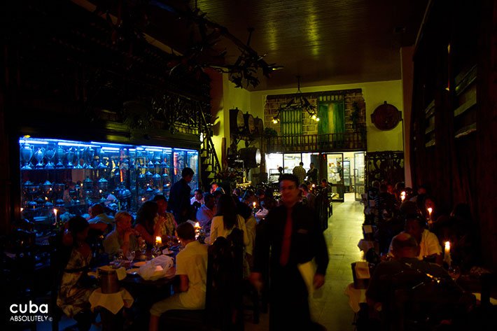 People eating at a restaurant © Cuba Absolutely, 2014
